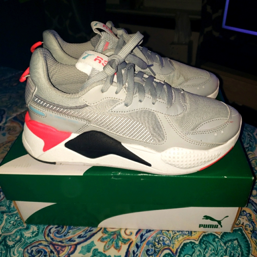 Puma woman tennis shoes